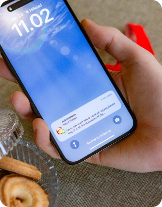 Et billede som viser en telefon der modtager en juleSMS fra Julemanden sendt igennem Julemandens Posthus